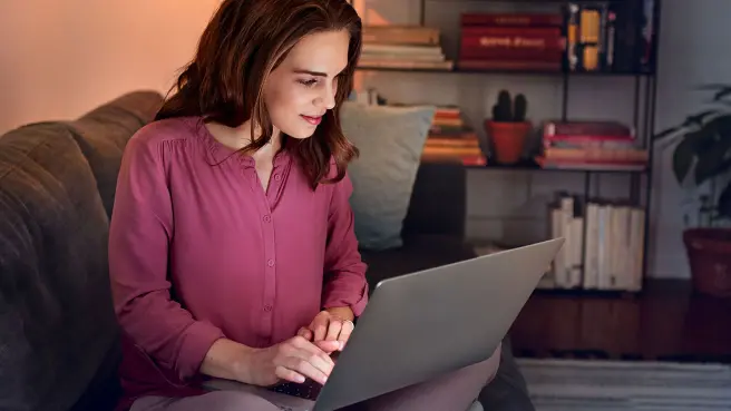 Eine Frau sitzt vor Ihrem Laptop