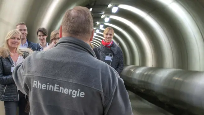 Menschengruppe bei einer Führung im Fernwärmetunnel