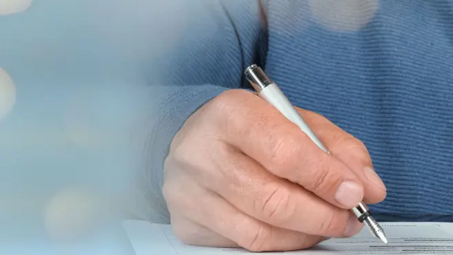 Ein Mann unterschreibt einen Vertrag.