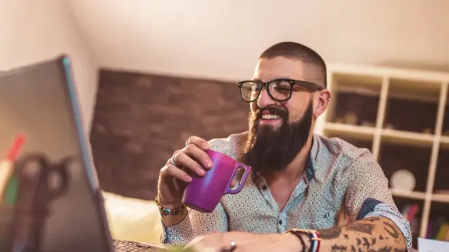 Mann vor Laptop und arbeitet