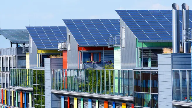 Holzhäuser mit Solaranlagen auf dem Dach