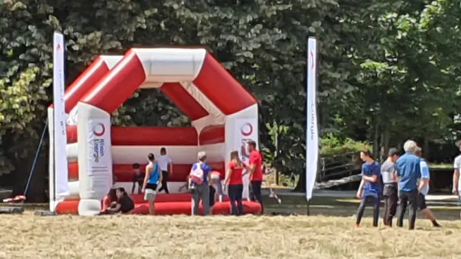 Hüpfburg im Einsatz auf einem Fest.