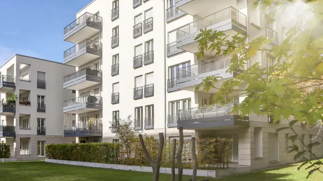 Ein Mehrfamilienhaus von außen