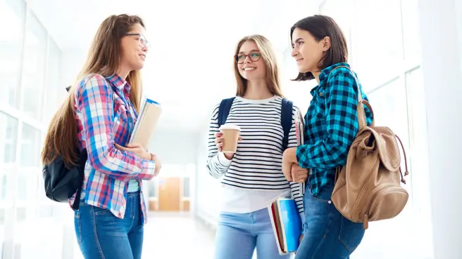 Drei junge Frauen im Gespräch.