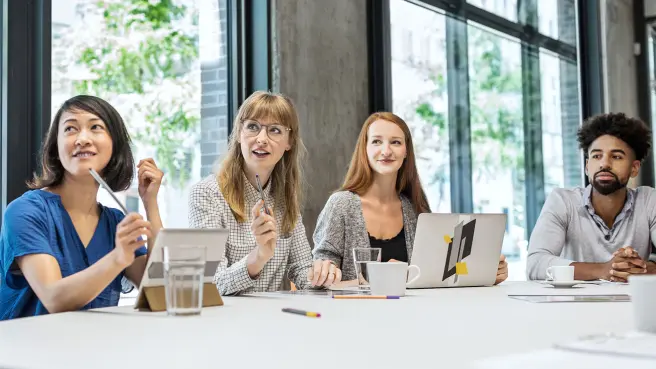 Junge Menschen in einer Besprechung.