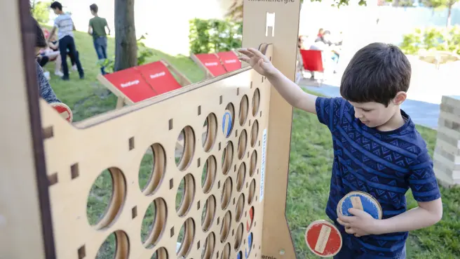 Kind spielt Vier gewinnt aus dem Spielmobil.