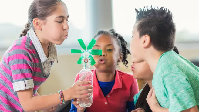 Kinder machen Versuche im Unterricht zu Klima und Energie.