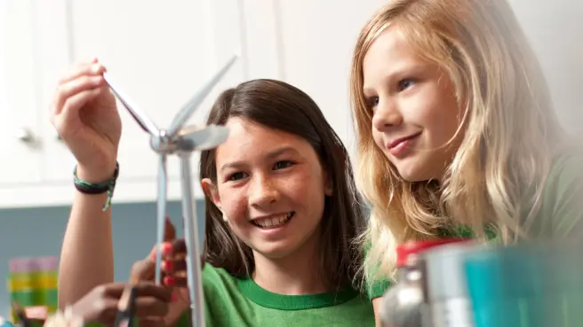 Zwei Mädchen mit Windrad