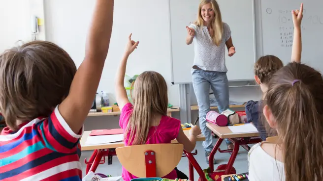 Lehrerin in einem vollen Klassenzimmer