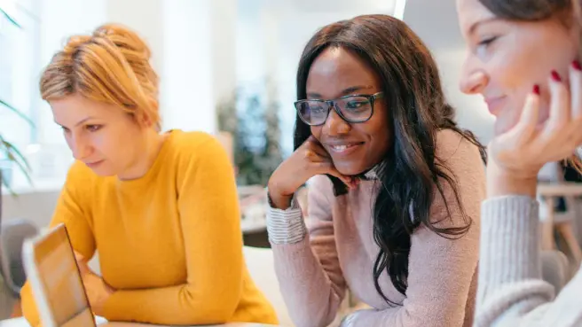 Ausbilderin beim Erklären im Büro.