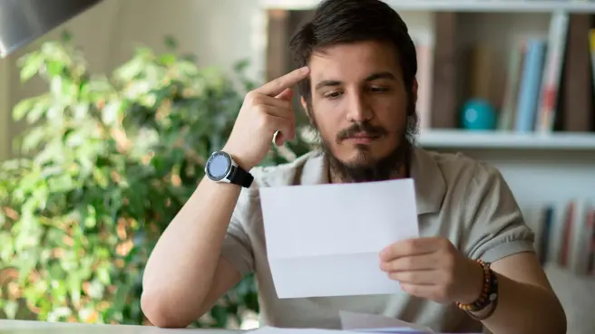 Ein Mann liest einen Brief