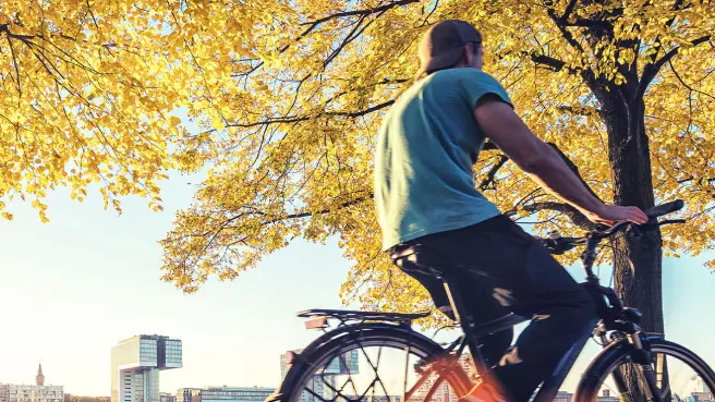 Mann auf dem Fahrrad.
