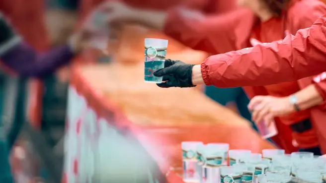 Mehrwegbecher bei einer Sportveranstaltung im Einsatz.