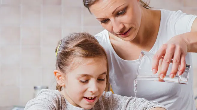 Mutter und Tochter beim Backen.