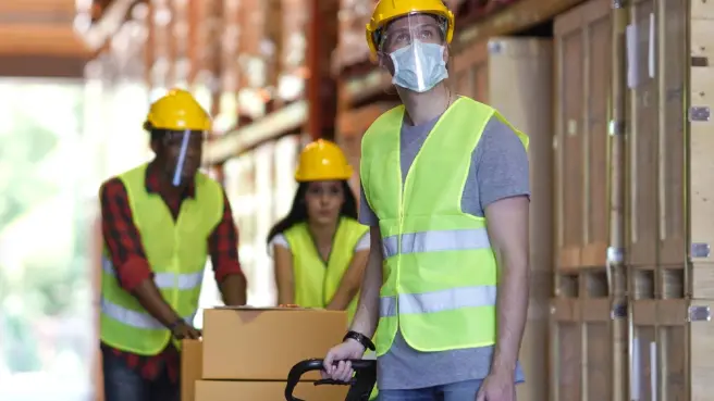 Lieferanten arbeiten in einer Lagerhalle.