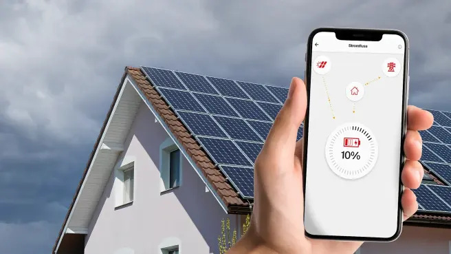 Dach mit dunklem Himmel und der App für PV Strom