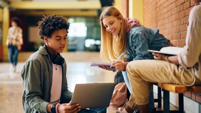 Schülerin mit Laptop.