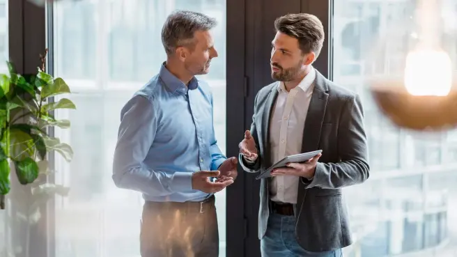 Zwei Männer im Businessoutfit im Gespräch
