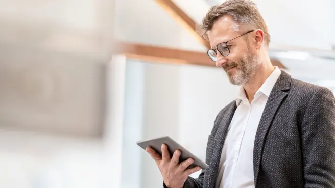 Immobilienverwalter prüft die Zählerständeüber die App auf dem Tablet