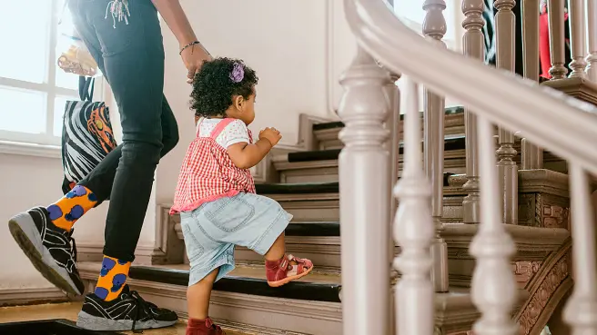 Vater und Tochter im Treppenhaus.
