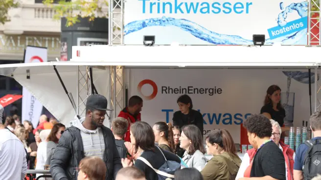 Die Trinkwassertheke auf einem Straßenfest im Einsatz.