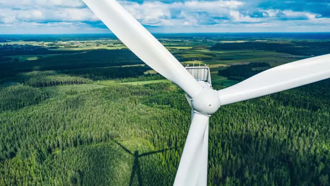 Windrad im Waldgebiet erzeugt erneuerbare Energie aus Wind