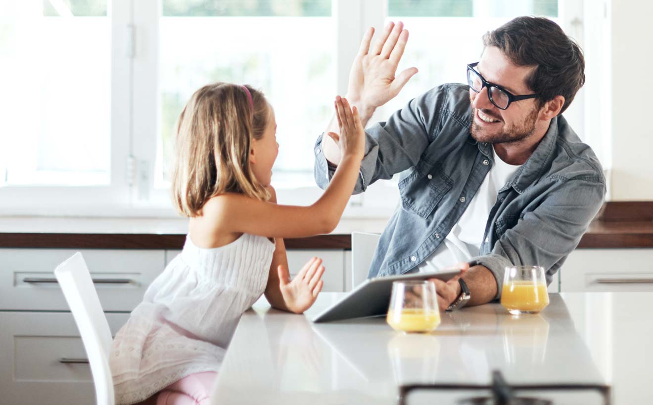 Vater und Tochter schlagen die Hände zusammen.