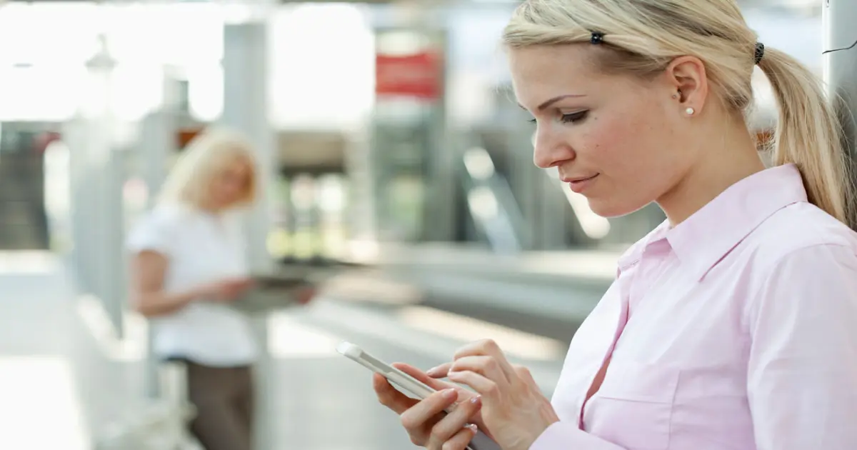 Frau liest auf dem Smartphone