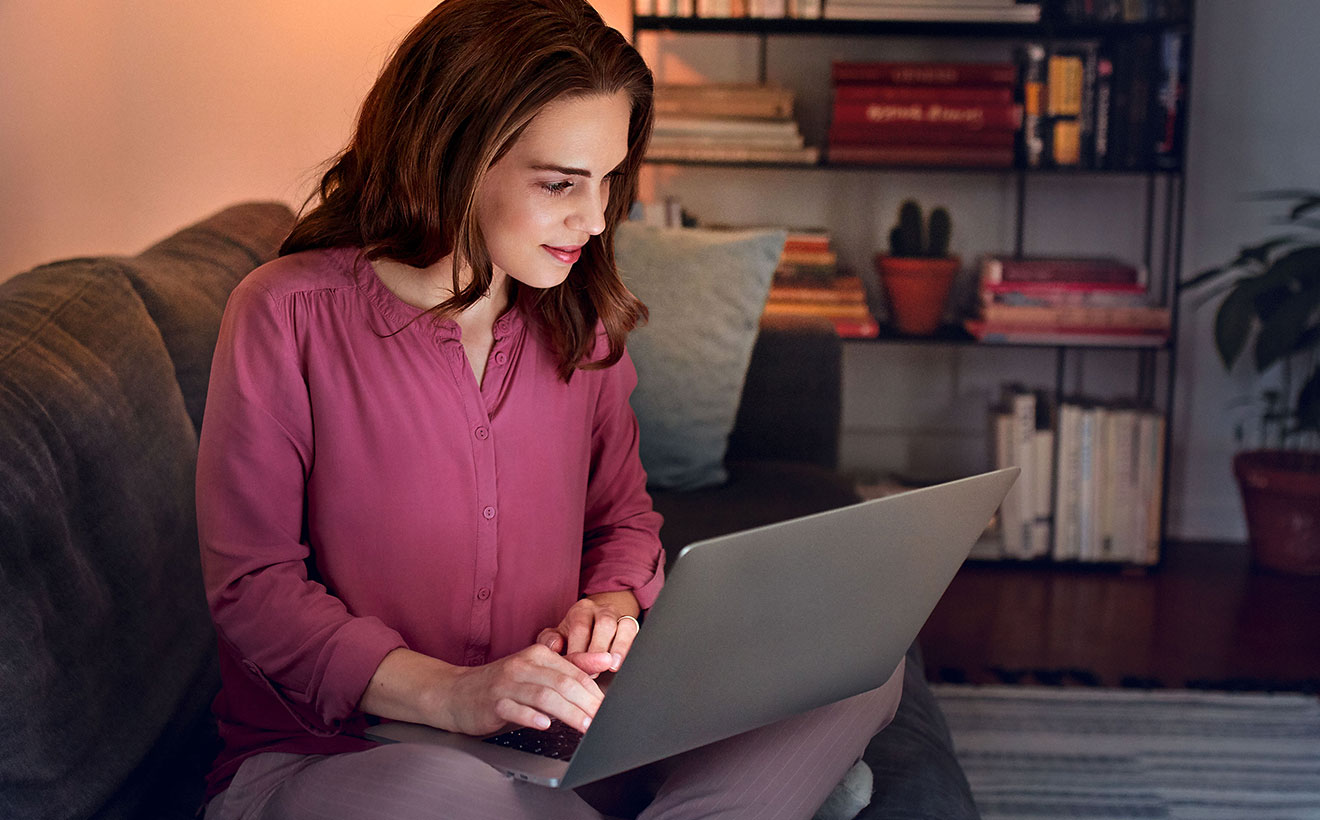 Eine Frau sitzt vor Ihrem Laptop