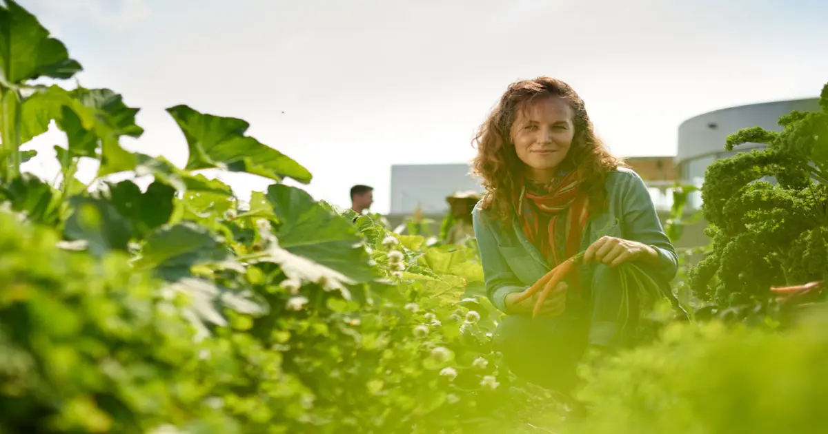 Frau im Garten bei der Ernte