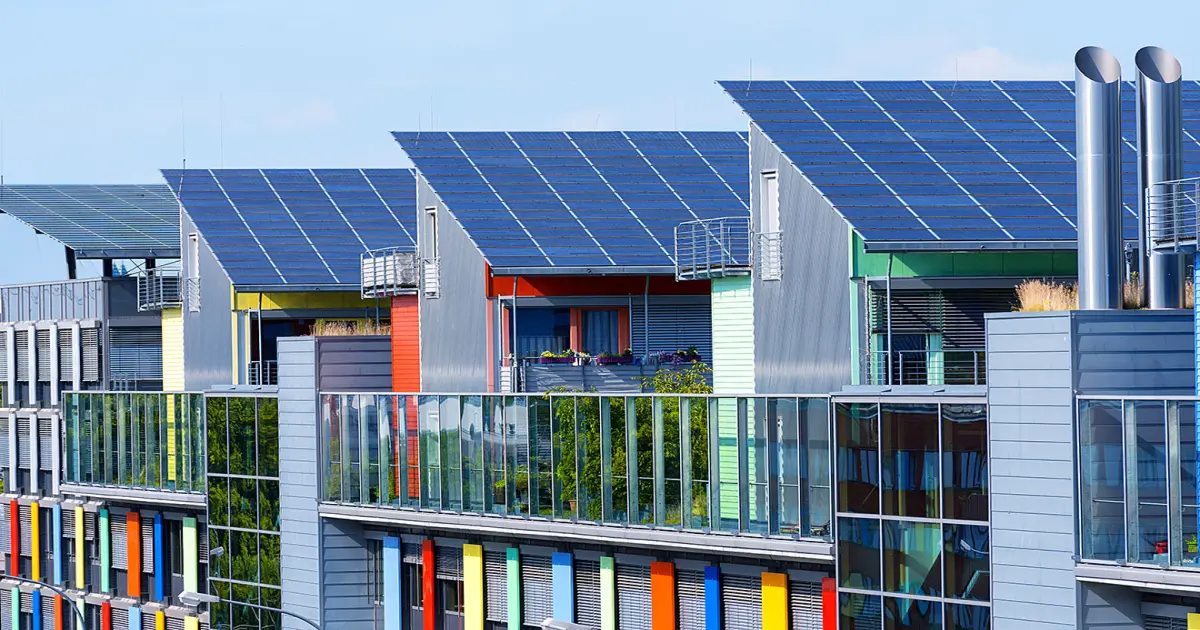 Holzhäuser mit Solaranlagen auf dem Dach
