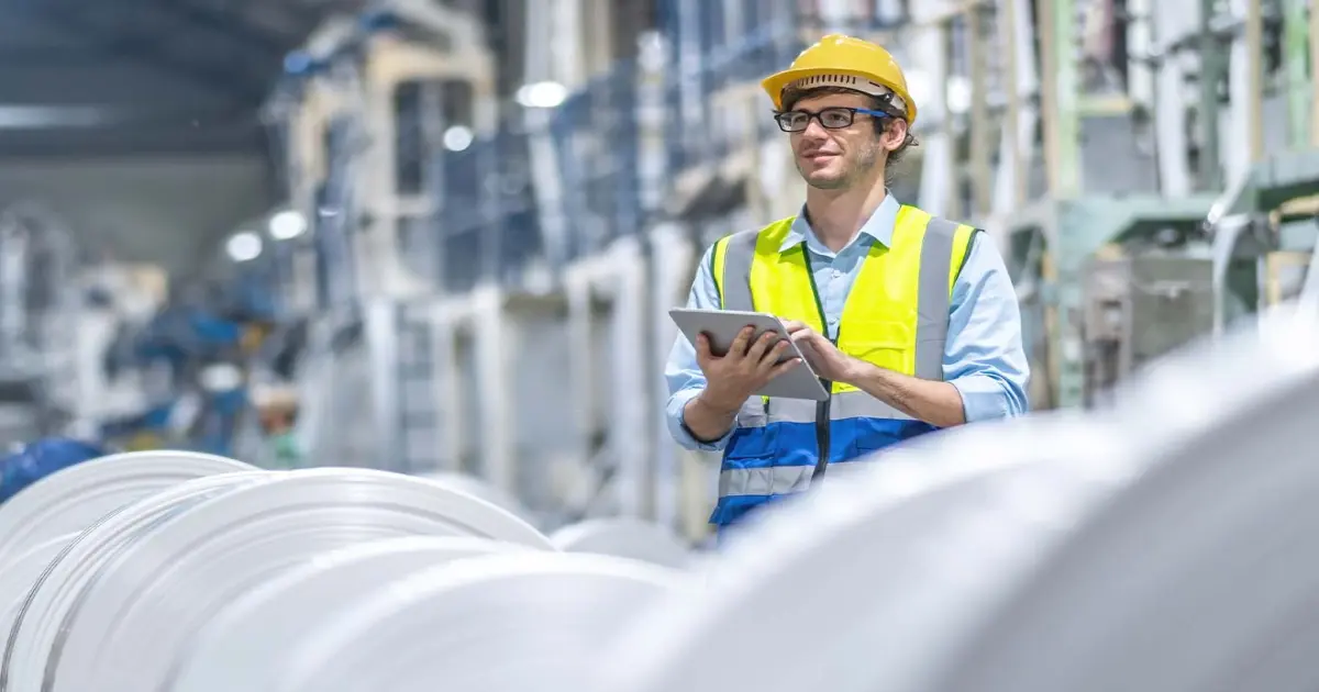 Ein Arbeiter mit Helm in einer Industrieanlage