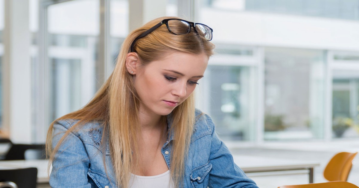 Junge Frau beim Lernen in der Uni.