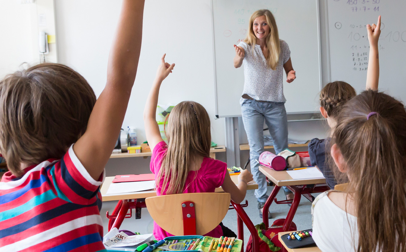 Lehrerin in einem vollen Klassenzimmer