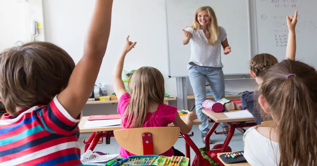 Lehrerin in einem vollen Klassenzimmer