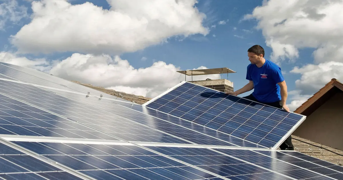 Arbeiter montiert Solaranlage auf dem Dach.