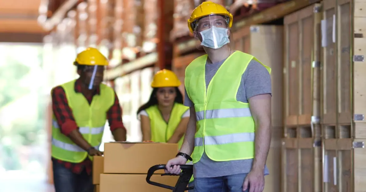 Lieferanten arbeiten in einer Lagerhalle.