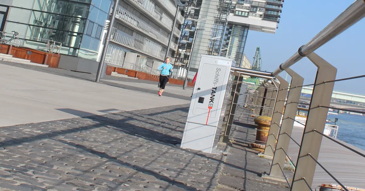 Eine Ladestation der Schiffs-TankE im Kölner Rheinauhafen