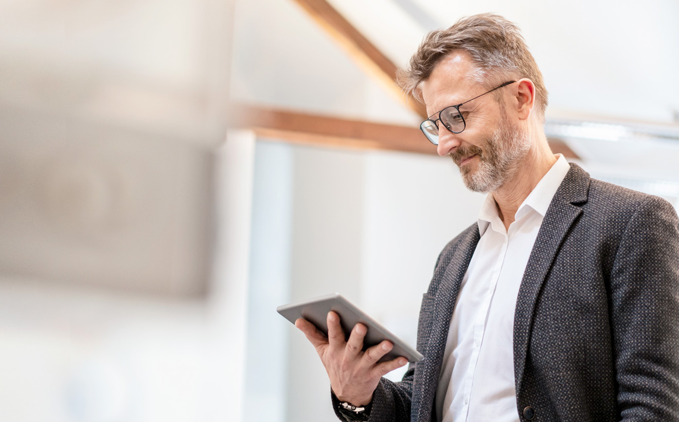 Immobilienverwalter prüft die Zählerständeüber die App auf dem Tablet