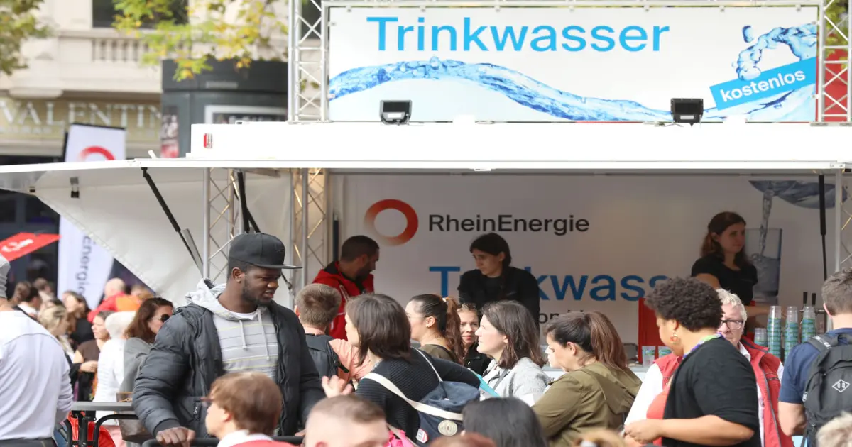 Die Trinkwassertheke auf einem Straßenfest im Einsatz.