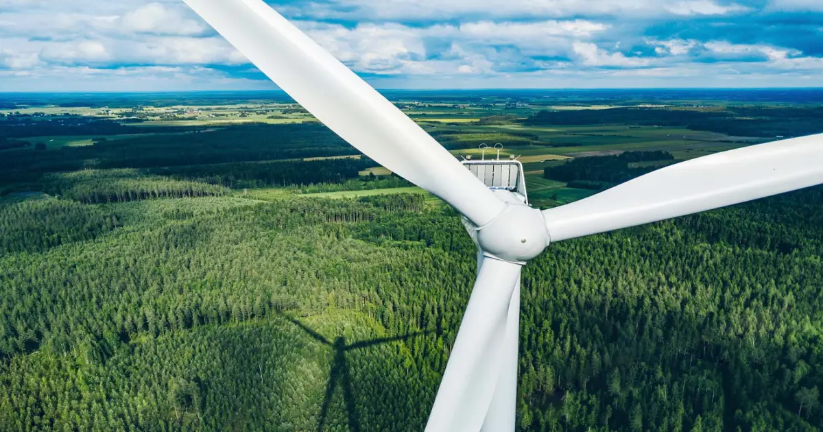 Windrad im Waldgebiet erzeugt erneuerbare Energie aus Wind