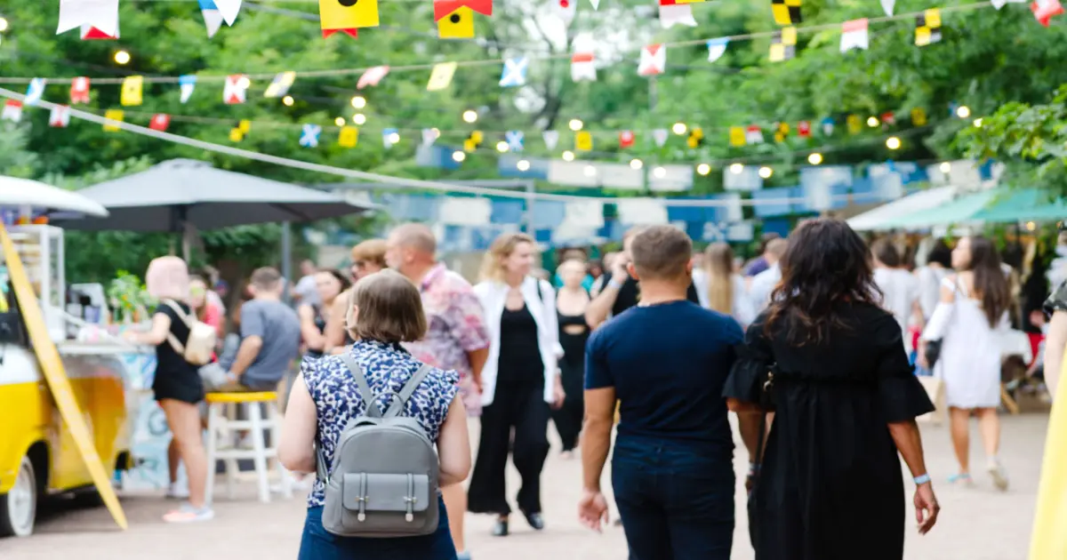 Besucher gehen über ein Straßenfest