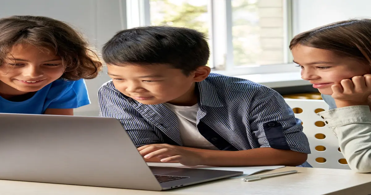 Kinder arbeiten am Laptop