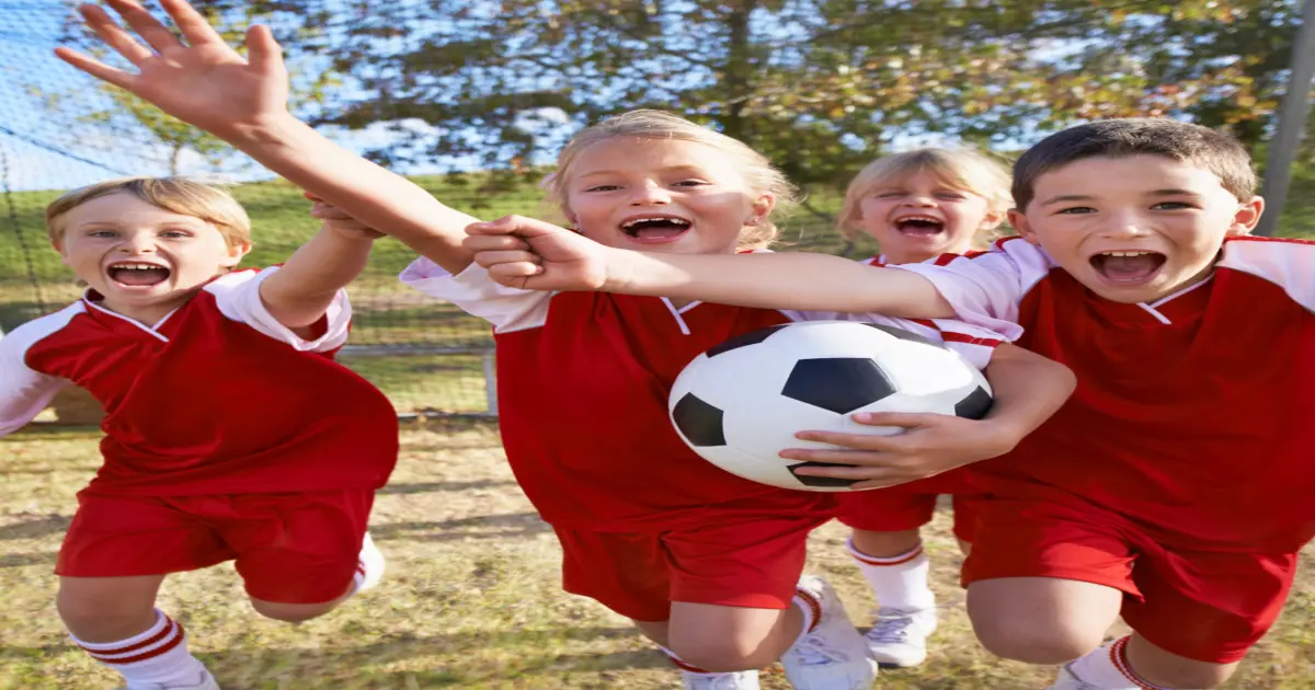 Kinder mit Fußball