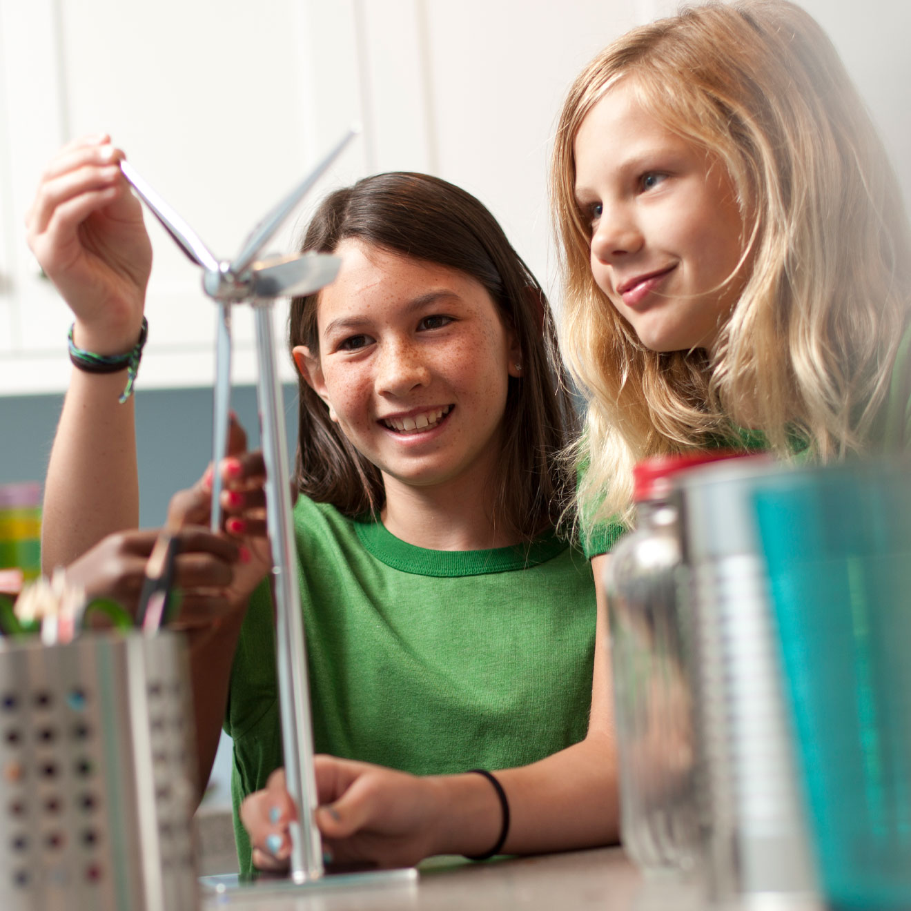 Schulkinder mit Modell-Windrad