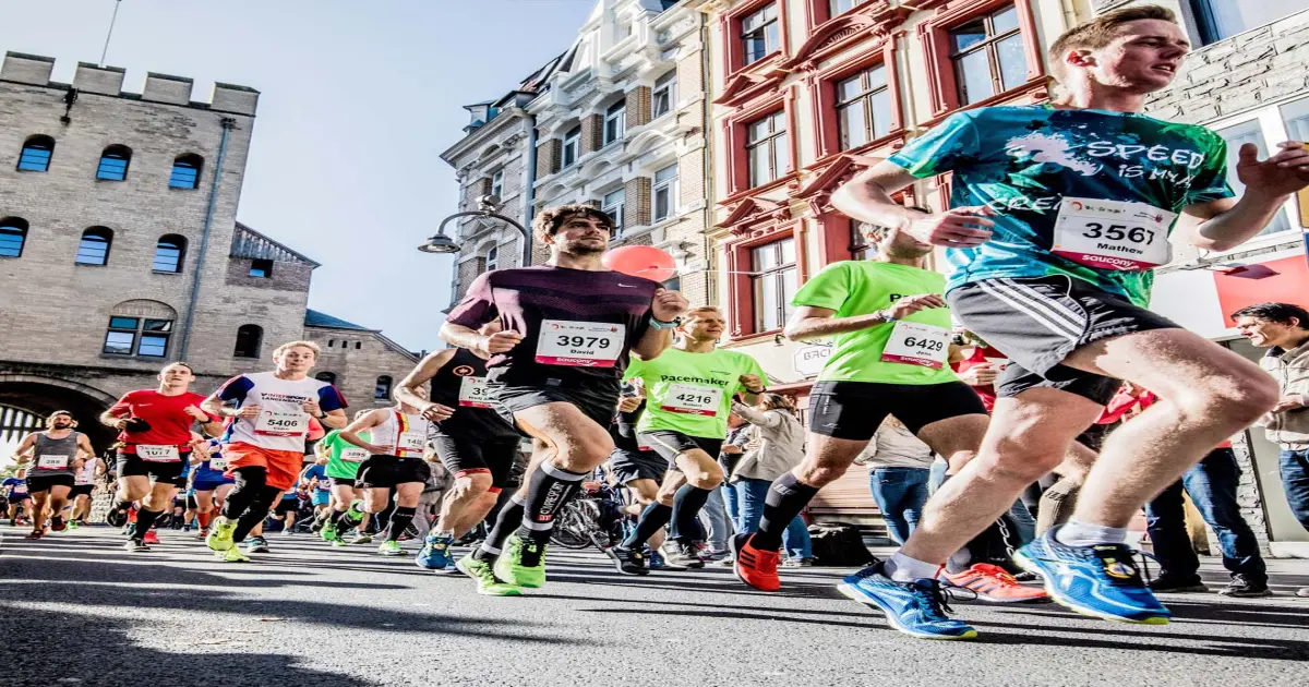 Läuferfeld in der Kölner Südstadt beim Marathon