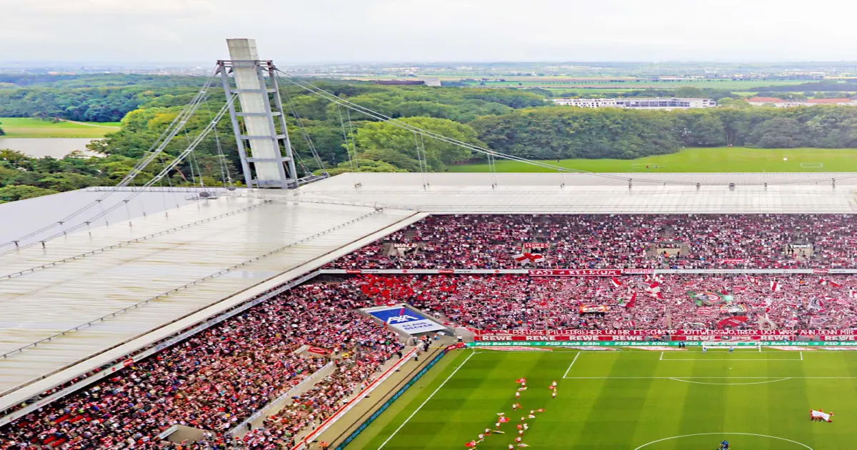 Volles RheinEnergieStadionbei den Heimspielen des 1. FC Köln