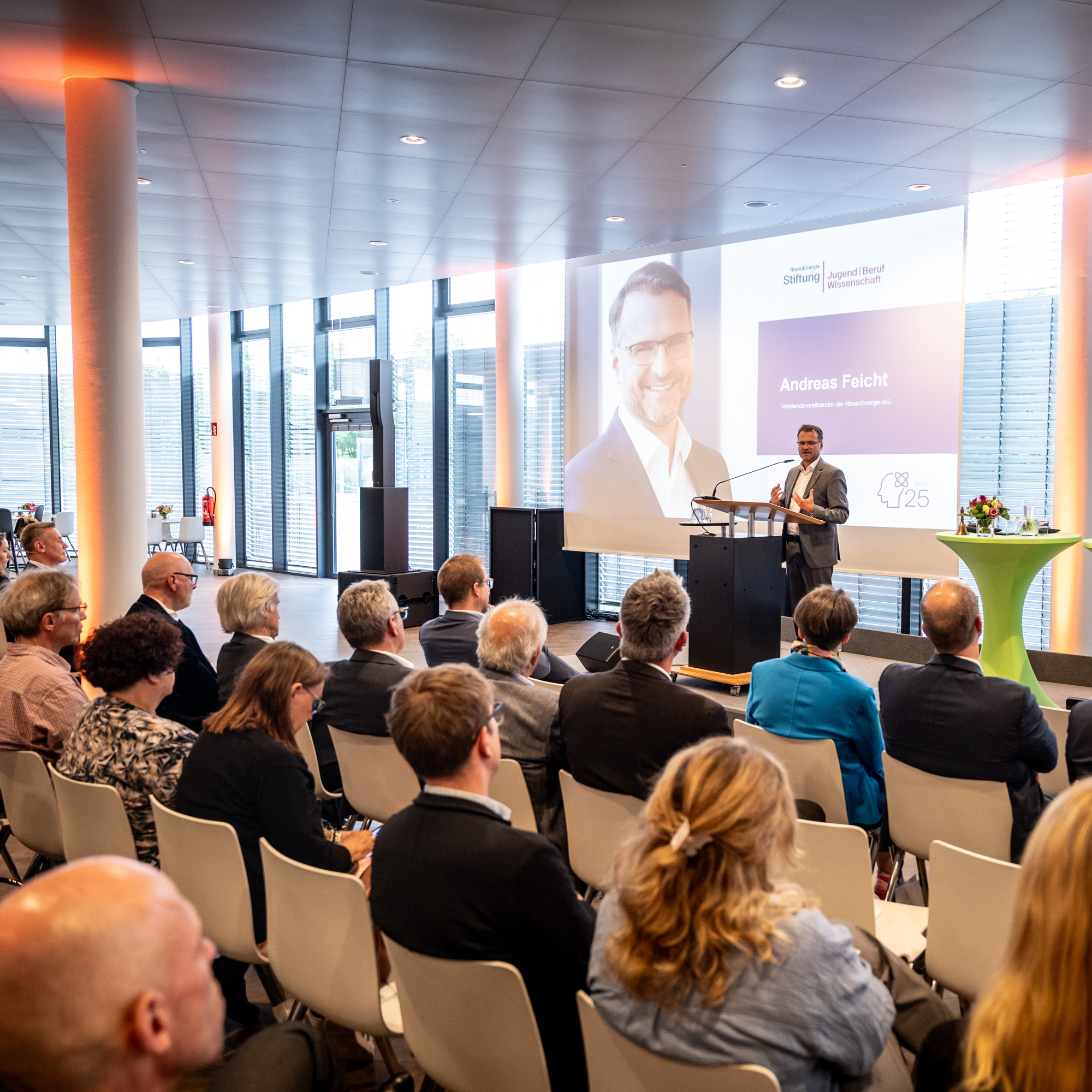 Andreas Feicht, Vorstandsvorsitzender der RheinEnergie AG, spricht beim Jubiläum der RheinEnergieStiftung Jugend/Beruf, Wissenschaft