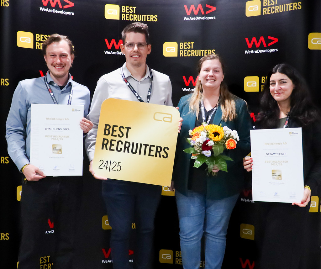 Ausgezeichnet für ihren Recruiting-Erfolg (v.l.n.r.): Christian Vahle, Alexander Kelm, Lisa Kohnke und Golnaz Quirmbach auf dem HR-Leaders Summit in Berlin. Quelle: WeAreDevelopers