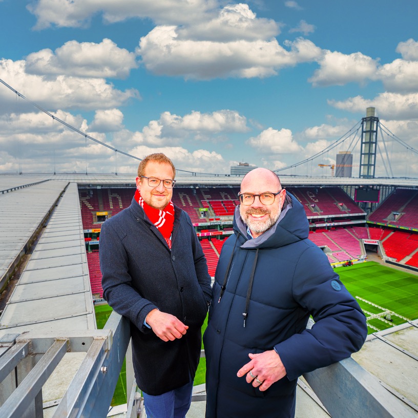 Stephan Segbers und Lutz Wingerath stehen auf dem Dach des RheinEnergieStadions.